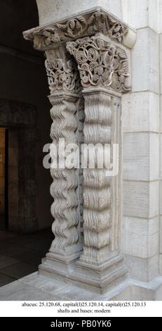 Hauptstadt. Kultur: Französisch. Abmessungen: 13 3/4 x 11 5/6 x 9 13/16 in. (35 x 29 x 25 cm). Datum: Ende des 12. Jahrhunderts. Museum: Metropolitan Museum of Art, New York, USA. Stockfoto