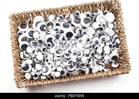 Kulleraugen. Kinder Kunst und Handwerk spaß Gesicht machen Zubehör. Korb der Stick auf lustige wobbly Augen für Schule kreatives Spiel kunst Lektion. Stockfoto