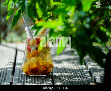 Kalte Fruit Punch serviert im Glas kann mit vielen Früchten Stockfoto