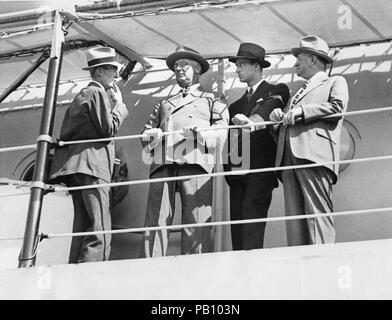 Us-Präsident Franklin Roosevelt (2. links) an Bord der USS Houston mit (L-R) Assistant Secretary Marvin Mcintyre, sein Sohn James Roosevelt und Innenminister Harold Ickes, auf dem Kriegsschiff Ankunft in Charleston, South Carolina, USA, 23. Oktober 1935 Stockfoto