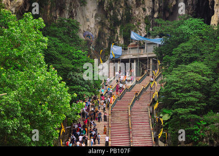 Die Besucher betreten und verlassen Batu Höhlen in der Nähe von Kuala Lumpur Stockfoto