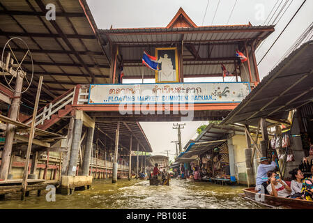 Eingangstor zum berühmten schwimmenden Markt in Thailand Stockfoto