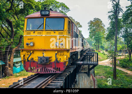Thai Zug auf der historischen Brücke über den River Kwai Stockfoto