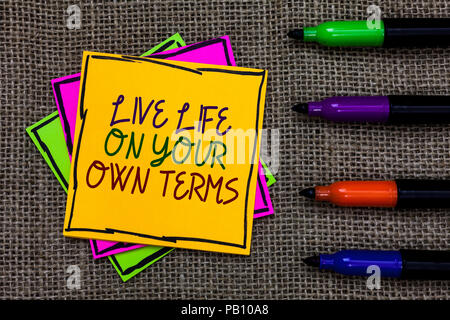 Text Zeichen zeigen, Leben nach Ihren eigenen Vorstellungen. Konzeptionelle Foto geben Sie sich selbst Leitlinien für ein gutes Leben auf bunte Zettel geschrieben 4 Stifte Stockfoto