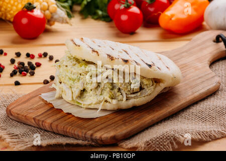 Berühmte und köstliche Venezolanischen AREPA Reina Pepeada auf eine Küche der als Stockfoto