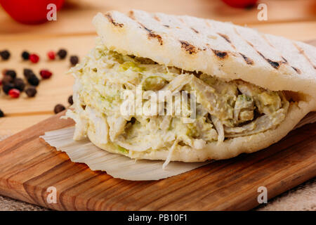 Berühmte und köstliche Venezolanischen AREPA Reina Pepeada auf eine Küche der als Stockfoto