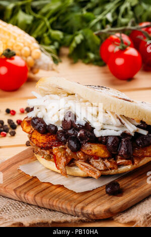 Die typische venezolanischen Arepa Pabellon genannt, die gewürzten Hackfleisch, frittierte Kochbanane, schwarze Bohnen und Käse Stockfoto