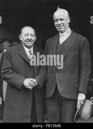 Norman Thomas (rechts), James Maurer (links), der US-Präsident und Vizepräsident Kandidaten auf die sozialistische Ticket, Hände schütteln, wie Sie treffen sich zum ersten Mal seit Ihrer Nominierung, Philadelphia, Pennsylvania, USA, 23. Oktober 1932 Stockfoto