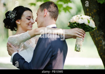 Nahaufnahme von Hochzeit paar Umarmen im Park. Stockfoto