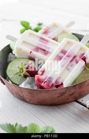 Eis am Stiel mit Erdbeeren und Kalk Stockfoto