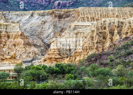 Jales, Residuos de mina, mina antigua, mina de cobre in Mexiko. Aspekte eines Hügels oder Berges, der vom Wast gebildet wird Stockfoto