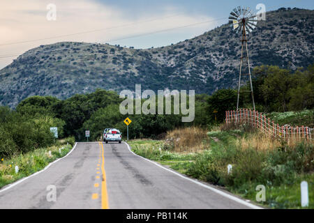 Molino de viento, Montaña y Flores de Primavera y Verano en el Municipio de Nacozari Sonora y sus Alrededores. Carretera a Esqueda Sonora, Fronteras Stockfoto