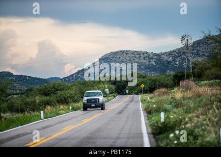 Molino de viento, Montaña y Flores de Primavera y Verano en el Municipio de Nacozari Sonora y sus Alrededores. Carretera a Esqueda Sonora, Fronteras Stockfoto