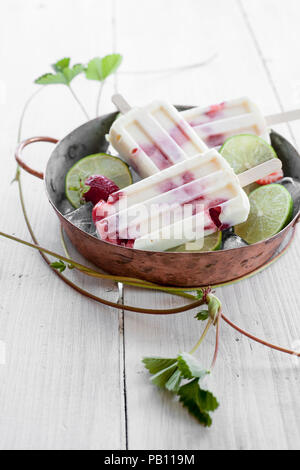 Eis am Stiel mit Erdbeeren und Kalk Stockfoto