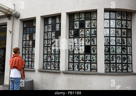 Porträts der jüdischen Arbeiter und Überlebenden der Oskar Schindlers Fabrik in Krakau Polen Ort der ehemaligen Fabrik von Oskar Schindler - bekannte Fro Stockfoto