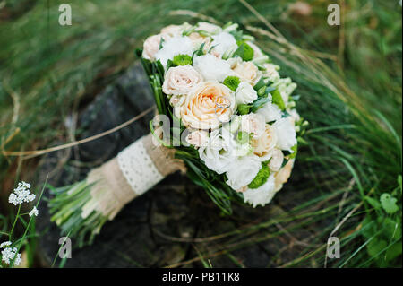 Nahaufnahme von Hochzeit Blumenstrauß aus Rosen auf dem Baumstumpf. Stockfoto