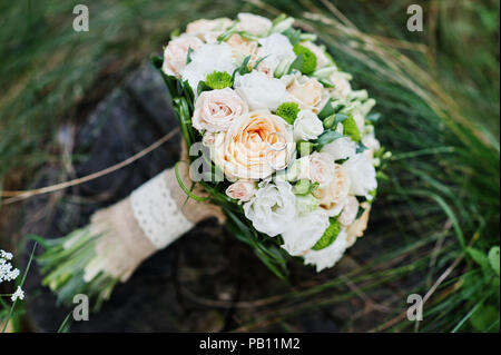 Nahaufnahme von Hochzeit Blumenstrauß aus Rosen auf dem Baumstumpf. Stockfoto