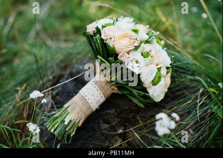 Nahaufnahme von Hochzeit Blumenstrauß aus Rosen auf dem Baumstumpf. Stockfoto