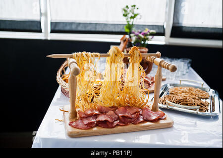 Nahaufnahme von Fleisch und Käse Sortiment und anderen salzigen Snacks auf der Hochzeit Buffet. Stockfoto