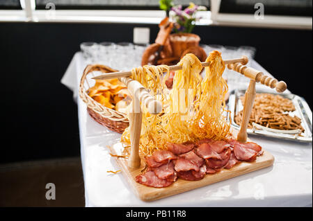 Nahaufnahme von Fleisch und Käse Sortiment und anderen salzigen Snacks auf der Hochzeit Buffet. Stockfoto