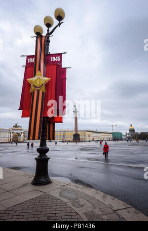 Flaggen feiern den sowjetischen Sieg im II Weltkrieg in den Dvortsovaya Square in St. Petersburg, Russland. Hermitage Museum. Stockfoto