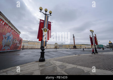 Flaggen feiern den sowjetischen Sieg im II Weltkrieg in den Dvortsovaya Square in St. Petersburg, Russland. Hermitage Museum. Stockfoto