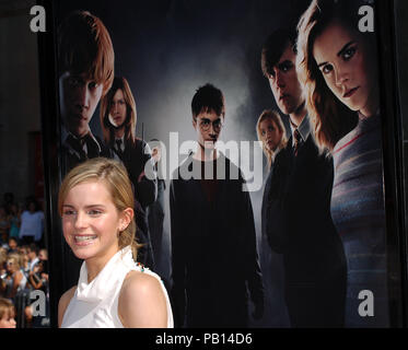 Emma Watson bei der Ankunft im Harry Potter und der Orden des Phoenix Premiere auf der Chinese Theatre in Los Angeles. Horizontale 3/4 Lächeln posiert mit er Poster im Hintergrund 01 WatsonEmma 01A Red Carpet Event, Vertikal, USA, Filmindustrie, Prominente, Fotografie, Bestof, Kunst, Kultur und Unterhaltung, Topix Prominente Fashion/Vertikal, Besten, Event in Hollywood Leben - Kalifornien, Roter Teppich und backstage, USA, Film, Stars, Film Stars, TV Stars, Musik, Promis, Fotografie, Bestof, Kunst, Kultur und Unterhaltung, Topix, vertikal, eine Person,, her Stockfoto