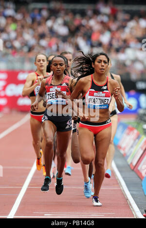 Gudaf TSEGAY (Äthiopien), Brenda MARTINEZ (Vereinigte Staaten von Amerika) im Millicent Fawcett Meile Finale bei den 2018 konkurrieren, IAAF Diamond League, Jubiläum Spiele, Queen Elizabeth Olympic Park, Stratford, London, UK. Stockfoto