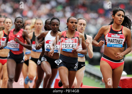 Gudaf TSEGAY (Äthiopien), Brenda MARTINEZ (Vereinigte Staaten von Amerika) im Millicent Fawcett Meile Finale bei den 2018 konkurrieren, IAAF Diamond League, Jubiläum Spiele, Queen Elizabeth Olympic Park, Stratford, London, UK. Stockfoto
