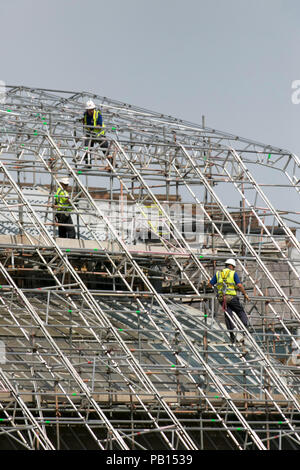 Verlängerung für Dachreparaturen, Aluminium-Gerüstrahmen. Strukturelle Renovierung des Winter Gardens Theatre Blackpool, Lancashire, Großbritannien Stockfoto