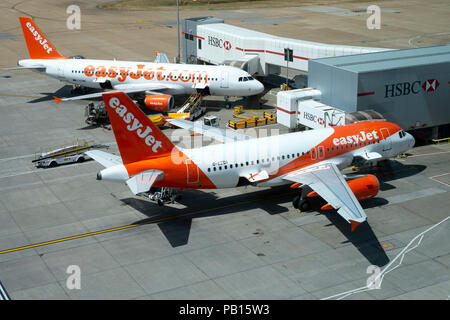 Eine easyJet Airbus A 319 new livery, und easyJet Airbus A320 in alter Lackierung Anzeigen am Flughafen London Gatwick Stockfoto