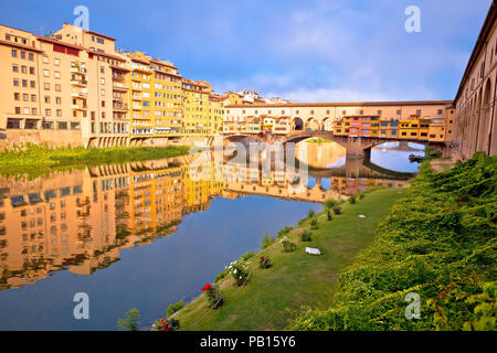 Die Brücke Ponte Vecchio und den Arno Fluss Wasserfront von Florenz, Region Toskana Italien Stockfoto