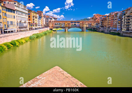 Die Brücke Ponte Vecchio und den Arno Fluss Wasserfront von Florenz, Region Toskana Italien Stockfoto