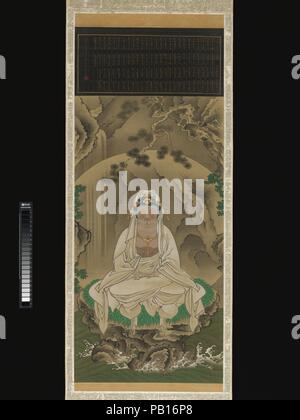 White-Robed Kannon. Artist: Sakai Hoitsu (Japanisch, 1761-1828). Kultur: Japan. Abmessungen: Bild: 33 5/8 x 14 in. (85,4 × 35,6 cm) Insgesamt mit Montage: 68 1/4 x 15 7/8 in. (173,4 × 40,3 cm) Insgesamt mit den Knöpfen: 68 1/4 x 17 3/4 in. (173,4 × 45,1 cm). Datum: 1823. Der bodhisattva Kannon (Sanskrit: Avalokiteshvara) auf einem Podest - wie Rock sitzt, seinen weißen - robed Abbildung eingehüllt in eine Ausstrahlung wie der volle Mond geprägt. Seine Haut, seinen Schmuck, und die nahe gelegenen Laub tragen Hauch von Farbe, aber die Landschaft um ihn herum ist in Schwarzweiß brushwork und Tinte waschen gerendert. Die Ikonographie und compo Stockfoto