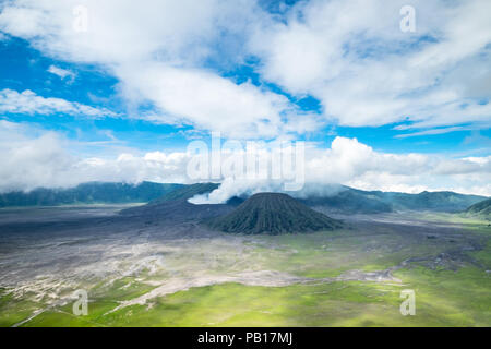 Erstaunliche Landschaft des Tengger Semeru National Park mit dem Mount Bromo Krater unter Morgen bewölkter Himmel Ost Java, Indonesien Stockfoto