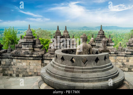 Beeindruckende Statue von Buddha im Stupa sitzen und den Blick auf die traumhafte Landschaft an Candi Borobudur, Tempel in Magelang, Central Java, Indones Stockfoto