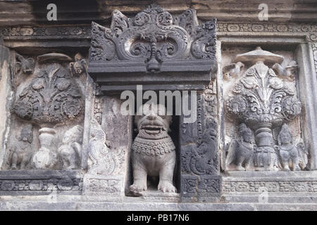 Closeup Wand mit Reliefs religion Szene verziert. Sehr detaillierte Steinbildhauerei. Borobudur buddhistischen Tempel, Magelang, Indonesien Stockfoto