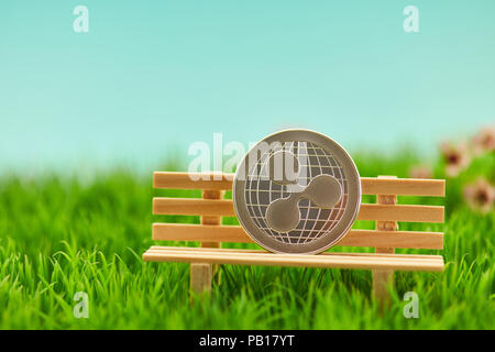 Welligkeit Münze auf der Bank im Garten als Pension Konzept Stockfoto