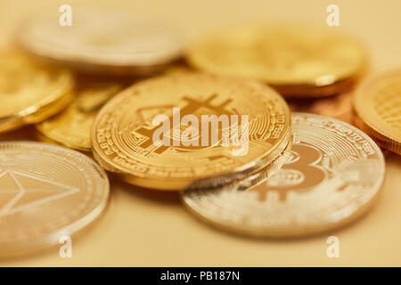 Bitcoin und andere Gold- und Silbermünzen in einen Heap Stockfoto
