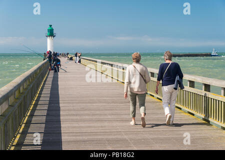 Calais, Frankreich - 19. Juni 2018: Zwei Frauen gehen auf den Westen Steg im Sommer. Stockfoto