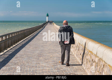Calais, Frankreich - 19. Juni 2018: Der Mann, der zu Fuß auf der Westanleger im Sommer. Stockfoto