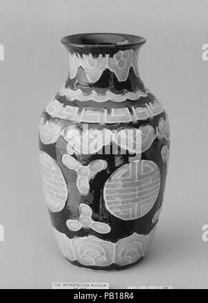 Vase. Artist: Eiraku Hozen (1795-1854). Kultur: Japan. Abmessungen: H. 5 3/4 in. (14,6 cm); Durchm. 3 3/8 in. (8,6 cm); Durchm. Von Rim 2 1/8 in. (5,4 cm); Durchm. zur Basis 2 1/4 in. (5,7 cm). Datum: 19. Museum: Metropolitan Museum of Art, New York, USA. Stockfoto