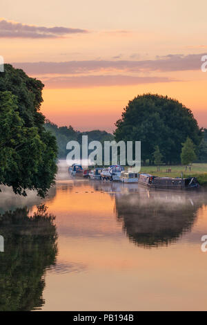 Boote am Ufer der Themse in der Morgendämmerung Nebel, Abingdon-on-Thames, Oxfordshire, England, Vereinigtes Königreich, Europa Stockfoto