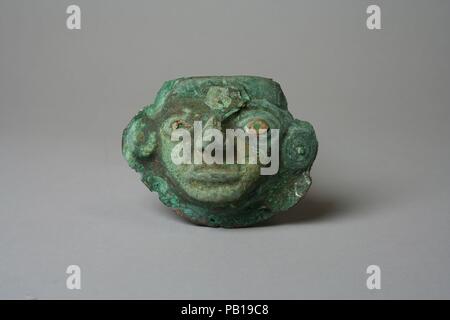 Maske Ornament. Kultur: Moche (Loma Negra). Abmessungen: H x B: 2 3/8 x 3 1/8 in. (6 x 8 cm). Datum: 390-450. Museum: Metropolitan Museum of Art, New York, USA. Stockfoto