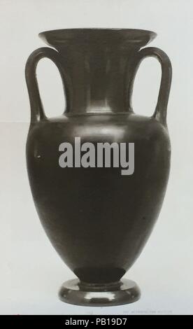 Terrakotta Nolan Neck-Amphora (jar). Kultur: Griechisch, Dachboden. Abmessungen: H: 10 cm. (25,7 cm). Datum: 1.Hälfte des 5.Jh. v. Chr.. Schwarz Dachgeschoss Amphora des Nolan Stil ohne Dekoration. Museum: Metropolitan Museum of Art, New York, USA. Stockfoto