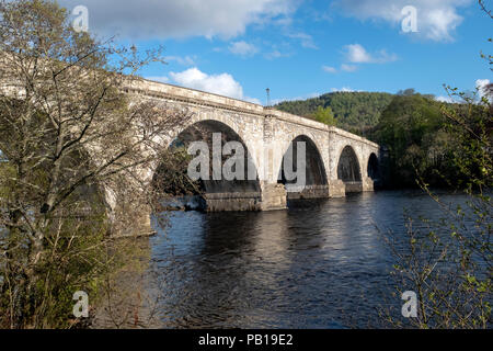 Brücke über den Fluss Tay in Dunkeld, Perth und Kinross, Schottland, Vereinigtes Königreich. Die Brücke wurde von Thomas Telford im Jahre 1809 erbaut. Stockfoto