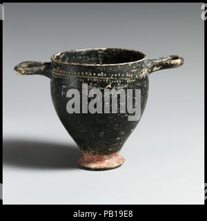 Skyphos. Kultur: Griechisch, Italienisch, Apulien. Abmessungen: 3 3/4 in. (9,5 cm). Datum: Ca. 350-300 v. Chr.. Museum: Metropolitan Museum of Art, New York, USA. Stockfoto