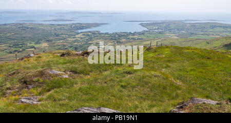 Querformat von Gabriel mit Blick auf die schull Hafen Berg und darüber hinaus, West Cork, Irland. Stockfoto