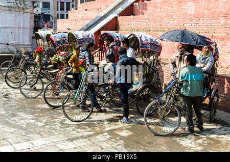 Autofahrer parken Ihren Zyklus Rikschas und warten auf Passagiere in Kathmandu, Nepal Stockfoto