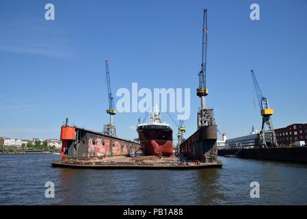 Schiff im Trockendock, der Hafen von Hamburg, Hamburg, Deutschland Stockfoto